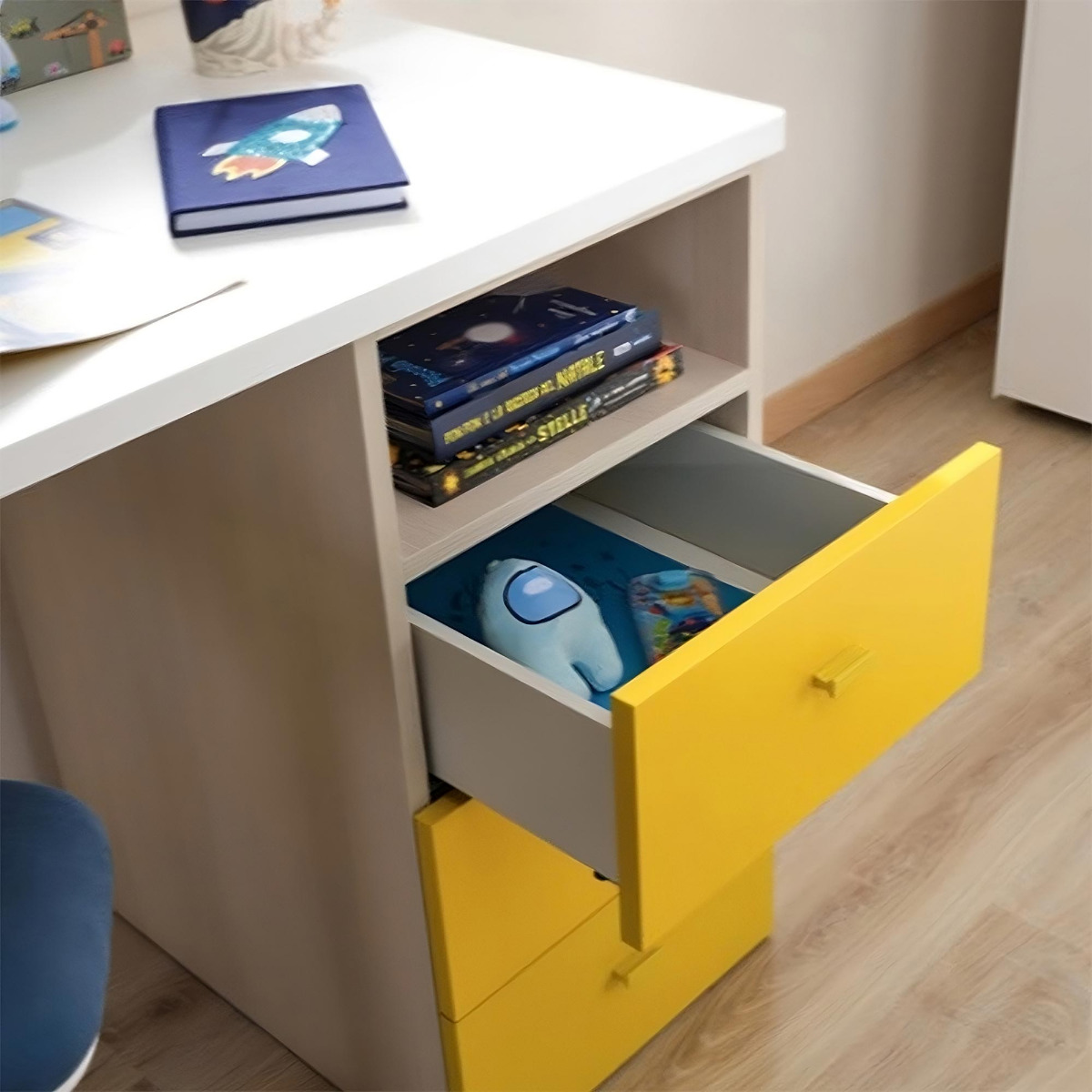 scrivania bianca gialla
