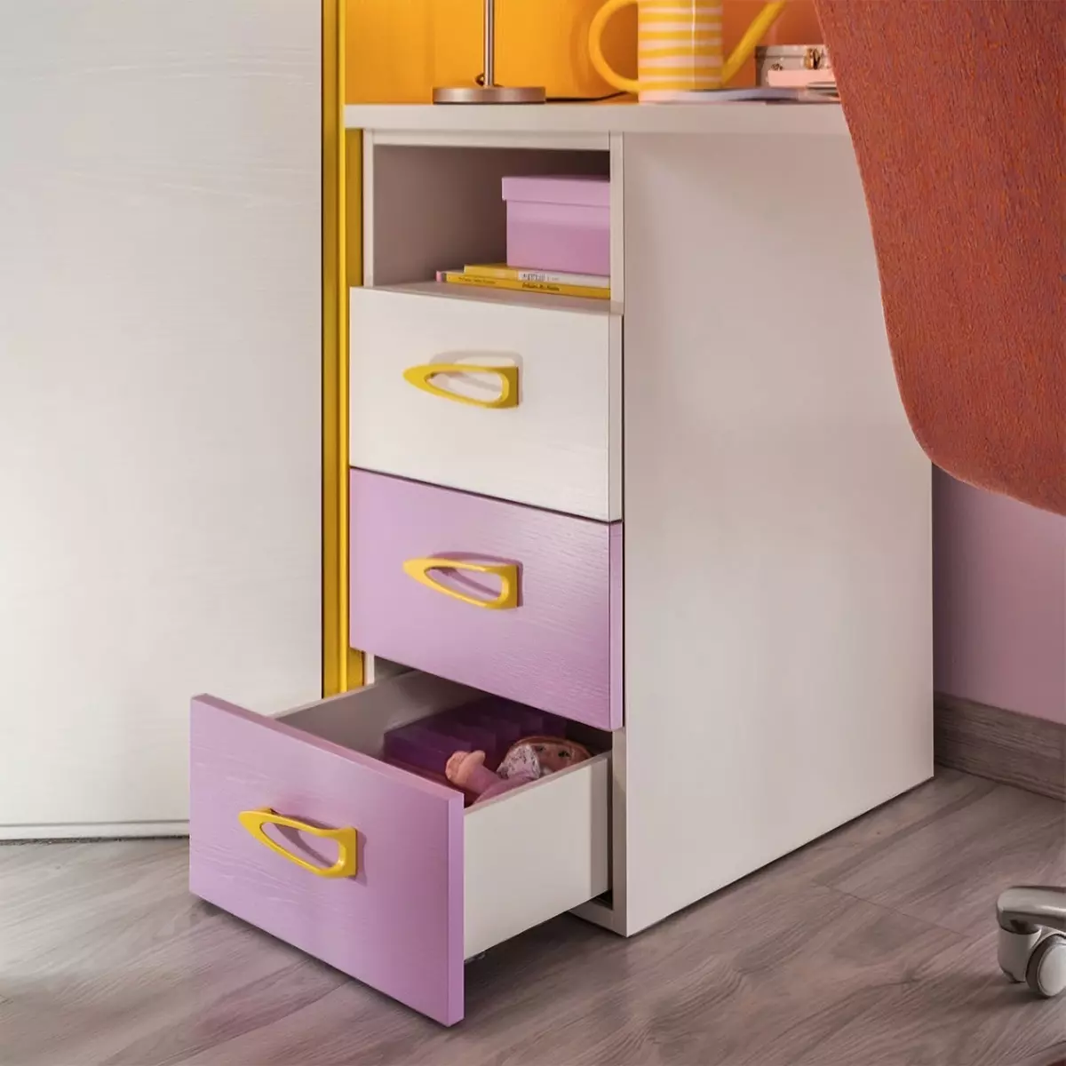 scrivania lilla e gialla