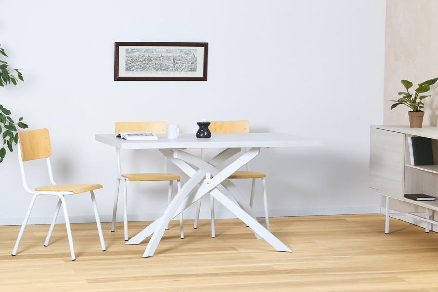 Sedia con fusto bianco con seduta e schienale tinta naturale