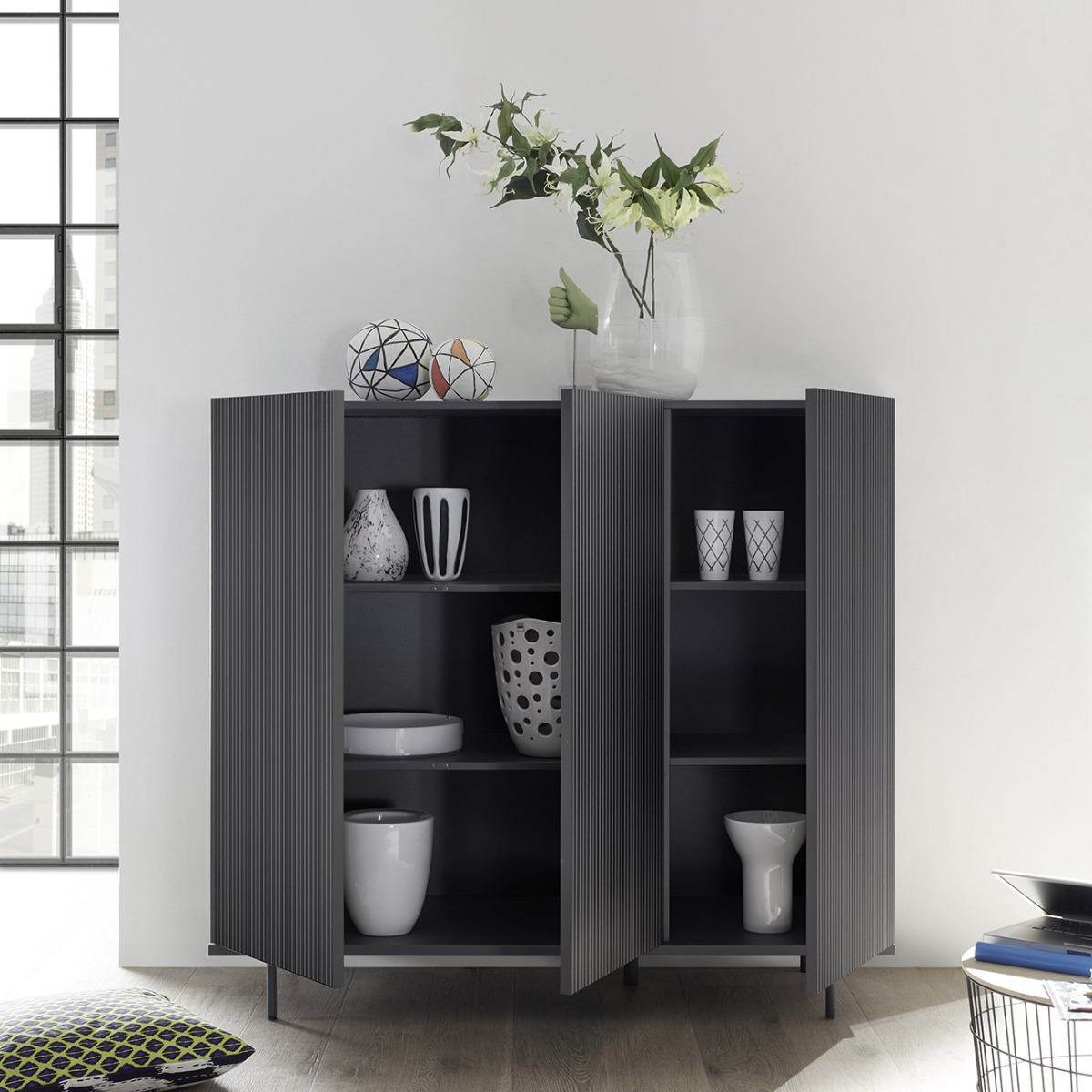 Madia moderna a 3 ante e piedini, color grigio gessato