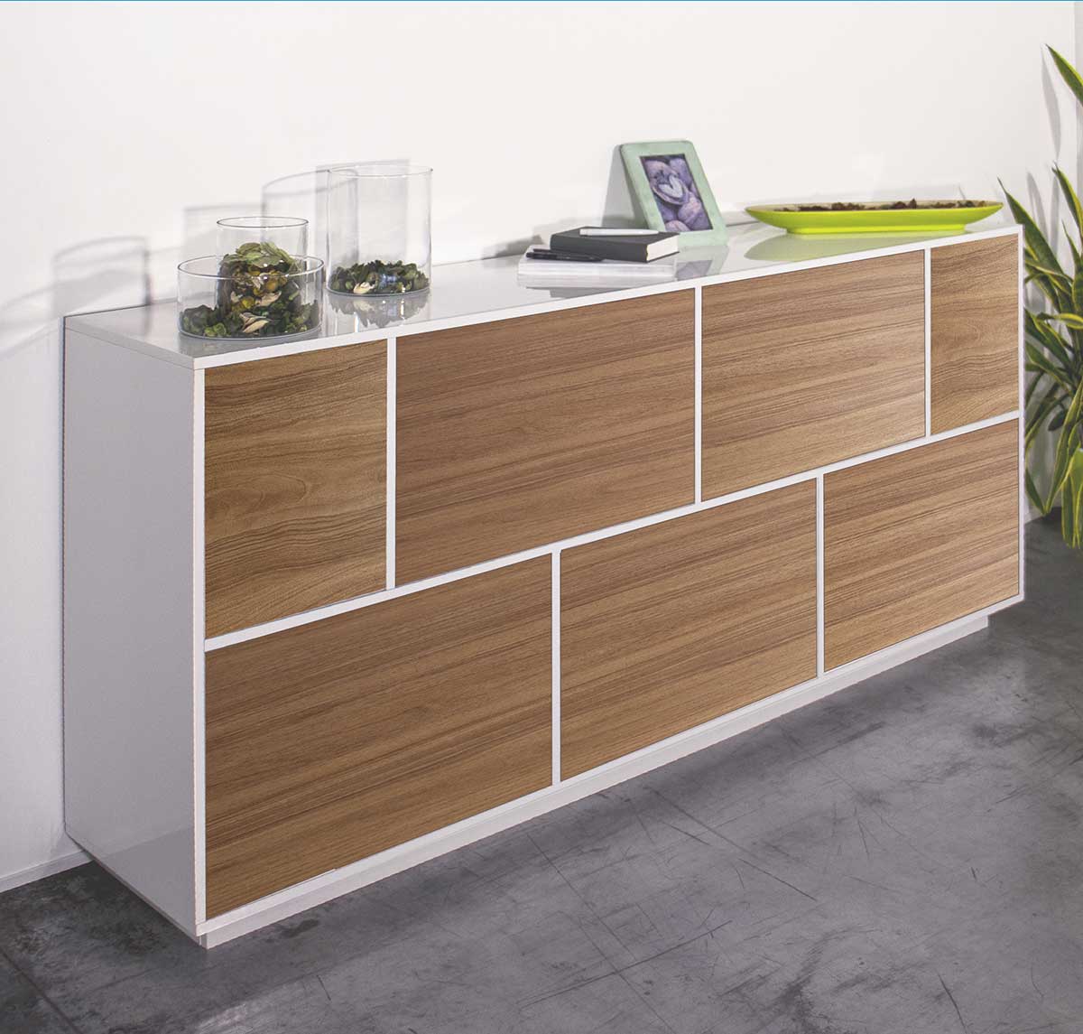 Credenza moderna con cinque ante a ribalta e due ante battenti, noce caracalla e bianco laccato lucido