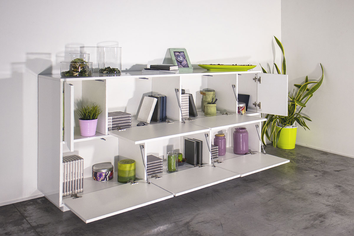 Moderna madia con cinque ante a ribalta e due ante battenti in finitura bianco laccato lucido  