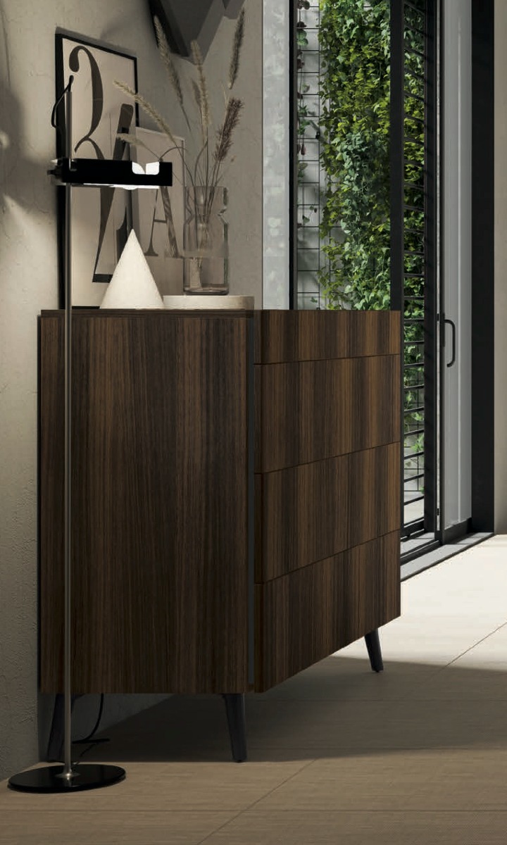 Comò moderno 4 cassetti e piedini, finitura eucalipto