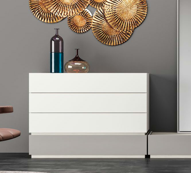 Comò 4 cassetti bianco opaco e grigio seta