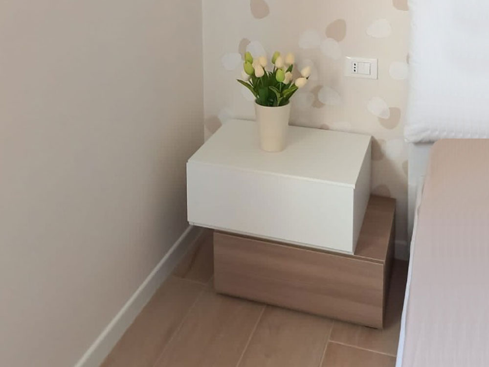 Elegante e moderno Comodino particolare con 2 cassetti  di alta qualità in finitura Frassinato bianco e Olmo