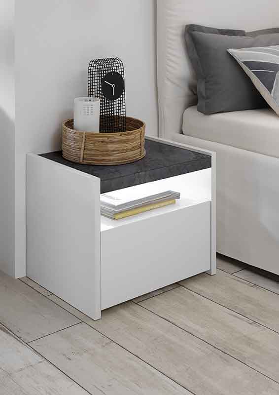 comò e comodini bianchi e ossido