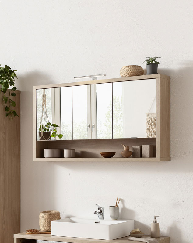 Mobili in Rovere e effetto Marmo bianco da bagno