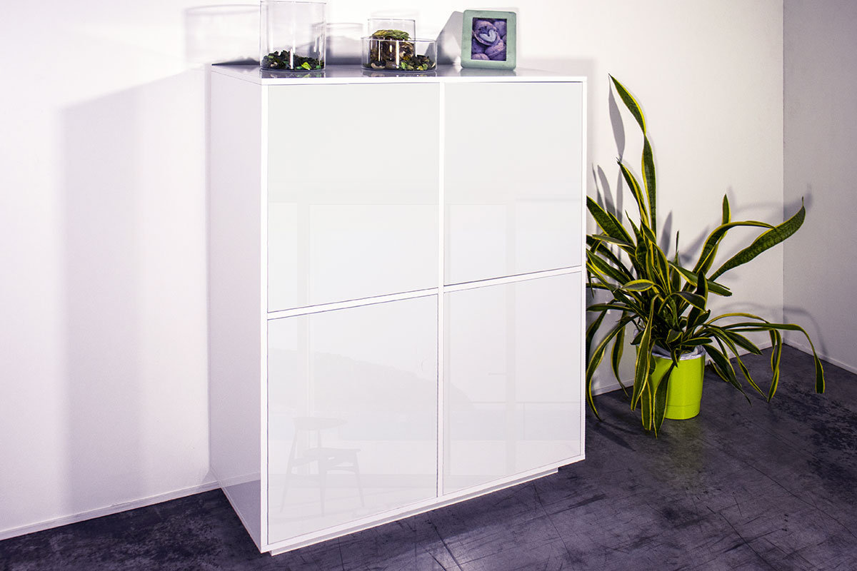 Moderna madia credenza alta di design con quattro ante bianco bianca laccata lucida