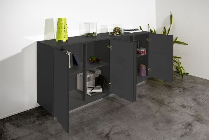 Zona giorno composta da madia alta, porta TV e madia 4 ante antracite laccata lucida 