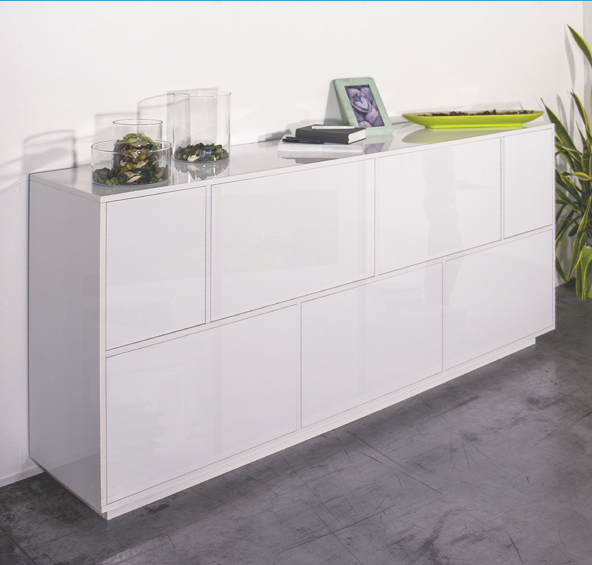 Moderna madia con cinque ante a ribalta e due ante battenti in finitura bianco laccato lucido  