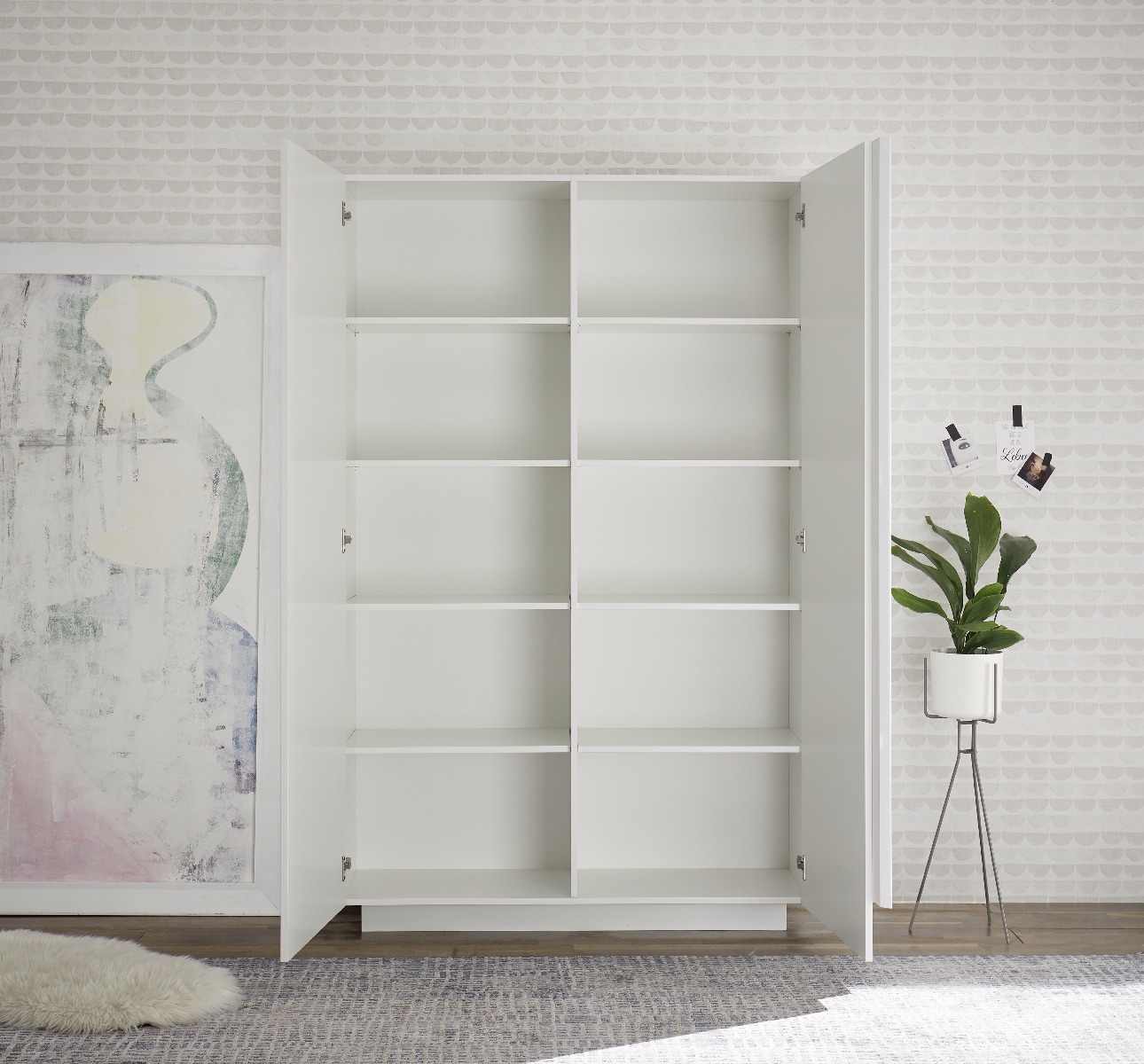 Soggiorno bianco con tavolo, credenza e colonna in finitura Bianco laccato lucido