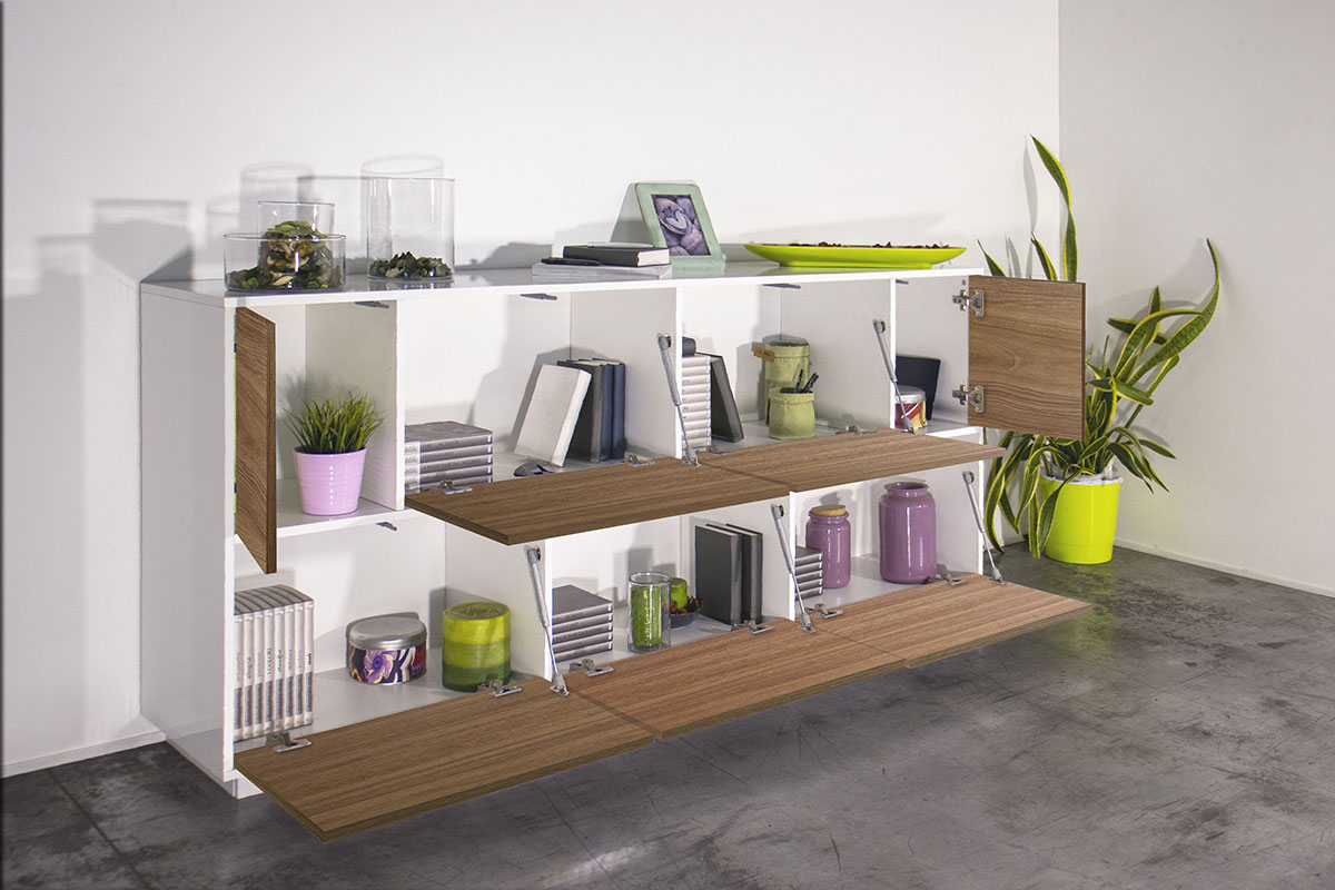 Credenza moderna con cinque ante a ribalta e due ante battenti, noce caracalla e bianco laccato lucido