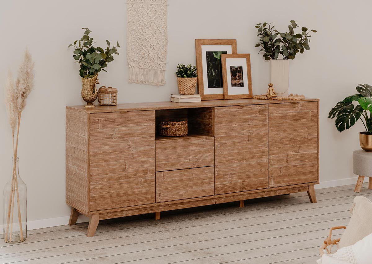 Madia di design in finitura bamboo con tre ante e tre cassetti 