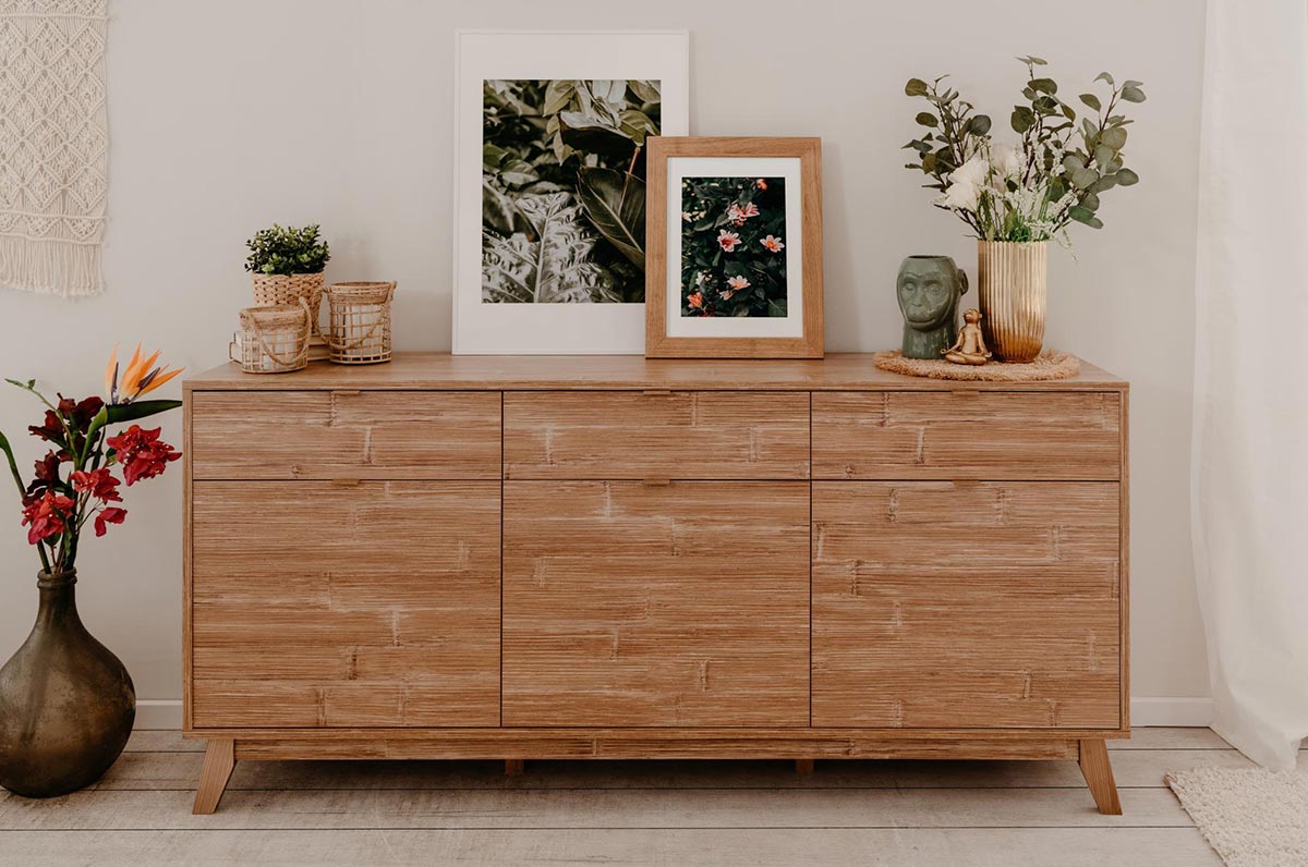 Credenza di design in finitura bamboo con tre ante e tre cassetti 