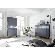 Sala moderna composta da Vetrina e Madia in finitura carbonio con piedino in ferro nero