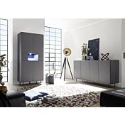 Sala moderna composta da Madia alta e Madia 4 ante in finitura grigio gessato con piedino