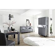 Sala moderna completa con tavolo, madia e vetrina in finitura carbonio e piedini in ferro nero