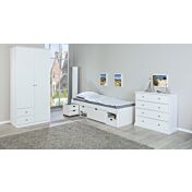 Ampio letto contenitore moderno e comodino con ruote in pino massello