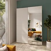 armadio bianco con specchio