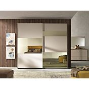 Camera matrimoniale moderna con armadio, comò e comodini in Noce naturale e cachemire