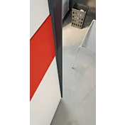 armadio rosso e bianco