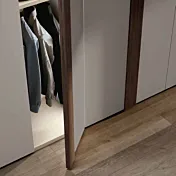 armadi battenti grigi maniglie noce