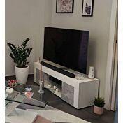 Porta tv grigio cemento e bianco, con due ante e ripiano centrale