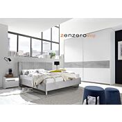 Camera matrimoniale con letto in tessuto grigio, comodini bianchi opachi e armadio con fascia beton H.248