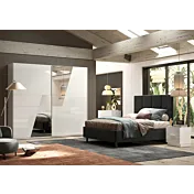 camera con letto velluto grigio