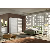 camera con armadio bianco specchio