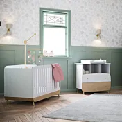 cameretta bianca con culla