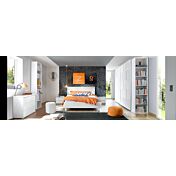 Cameretta matrimoniale con letto, armadio scorrevole e comodini, finitura Bianca