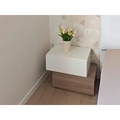 Elegante e moderno Comodino particolare con 2 cassetti di alta qualità in finitura Frassinato bianco e Olmo