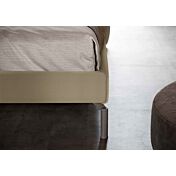 Letto matrimoniale ecopelle con testata retrofinita, finitura fango