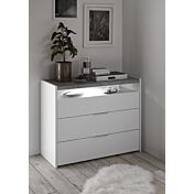 Camera matrimoniale con letto in tessuto grigio, comodini bianchi opachi e armadio con fascia beton H.248