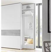 Camera matrimoniale con letto in ecopelle bianco, armadio con fascia beton e comodini bianchi opachi