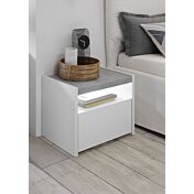 Camera matrimoniale con letto in ecopelle bianco, comodini bianchi opachi e armadio con fascia beton H.248