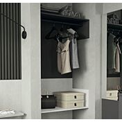 Cabina aperta per ingressi in finitura Cemento Artico e Grigio titanio