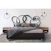 Letto con testata in ferro e giroletto in tessuto