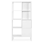 libreria con numerosi ripiani