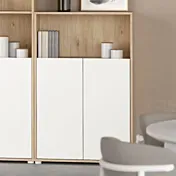 libreria con ante bianche 