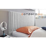 Camera matrimoniale con letto in tessuto grigio, comodini bianchi opachi e armadio con fascia beton H.248