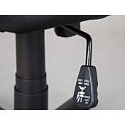 Poltrona da gaming di colore nero, rosso e bianco