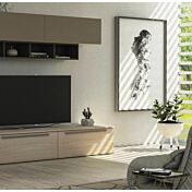 Parete attrezzata Olmo Perla con frontali e elementi sospesi in finitura Bianco seta e Visone e librerie color Fango