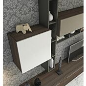 Parete attrezzata Noce con frontali e elementi sospesi in finitura Bianco seta e Visone e librerie color Fango