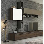 Parete attrezzata Noce con frontali e elementi sospesi in finitura Bianco seta e Visone e librerie color Fango