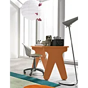 scrivania ragazzo arancio