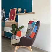 Poltrona stile patchwork colorato con gambe in legno