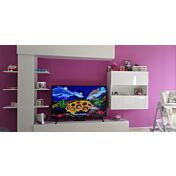 Parete attrezzata bianca con mensole, pensili e vano a giorno