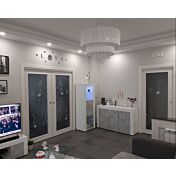 Vetrina ad un anta bianca e beton, design moderno